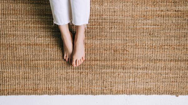 Before air conditioning, in Spain there was a trick to keep the house cool: it still works - The change came with the summer: out with the thick carpets and in with the mats