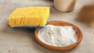 Don’t throw them away: mix used coffee with baking soda, the ecological trick to clean at home