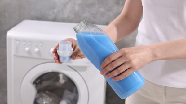 Goodbye to fabric softener: why more and more people use vinegar in the washing machine and what benefits and risks it has - Why vinegar can be an alternative to fabric softener to care for black clothes The trick of vinegar to care for black clothes that they recommend to
