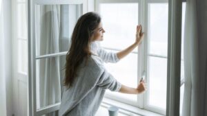 How long to ventilate the house in winter: practical guide to renew the air without losing heat