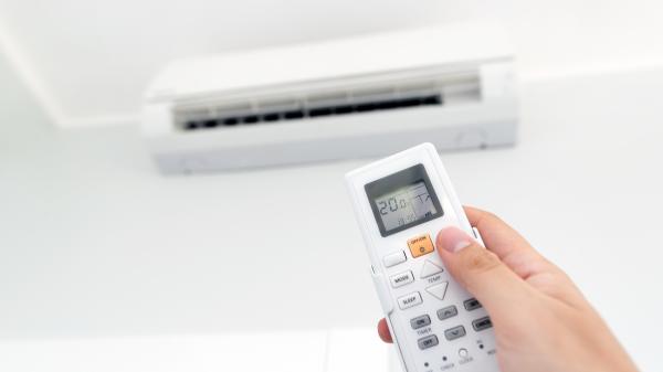 Javier Dasí, energy saving expert: “20 fans consume the same as a single air conditioner” - Not only does it matter how much you consume: it also matters how much you pay for each kilowatt hour