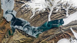 NASA photographs a huge hole in the middle of an Arctic fjord and its explanation helps understand climate change