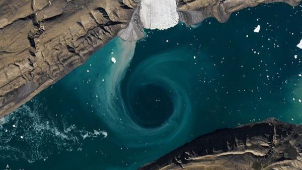 NASA photographs a huge hole in the middle of an Arctic fjord and its explanation helps understand climate change - This is how the huge whirlpool that appeared in an Arctic fjord is formed