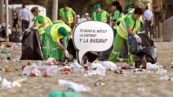 The other side of San Juan Night: up to ten times more garbage on the beaches at dawn - Barcelona collects up to ten times more garbage than on a normal summer day