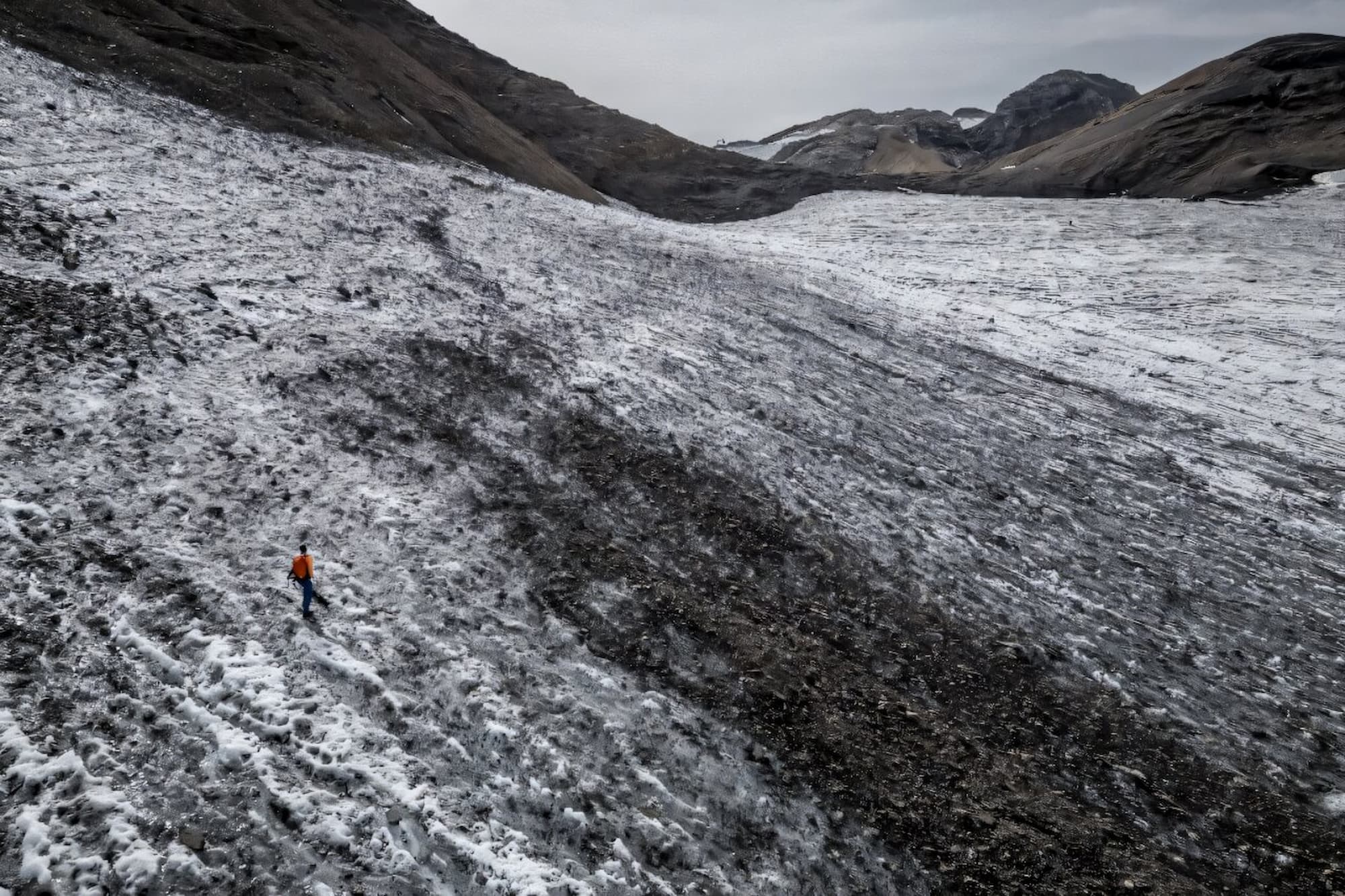 Swiss glaciers in decay: lost a fifth of their volume in 5 years. 2026 is a "catastrophic" year