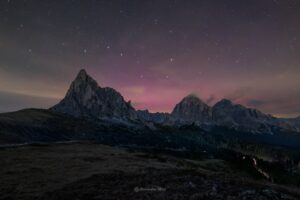 Northern Lights visible in the Dolomites: the sky turns red above the Giau Pass