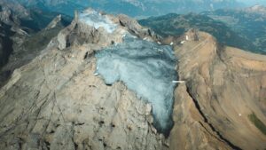 Swiss students cover a glacier with 200 m² of sheep wool and manage to reduce melting by more than 50%