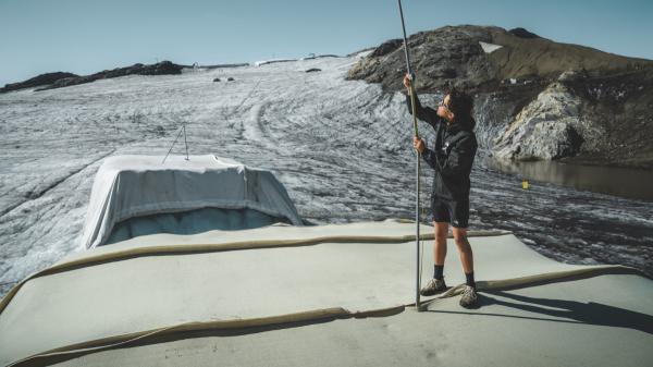 Swiss students cover a glacier with 200 m² of sheep wool and manage to reduce melting by more than 50% - They cover 200 square meters of a glacier in the Alps with sheep wool